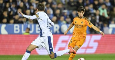 Real Madrid&#039;s Arda Güler (R) dribbles past Leganes&#039; Sergio Gonzalez during the La Liga match at the Estadio Municipal Butarque, Leganes, Spain, Nov. 24, 2024. (AA Photo)
