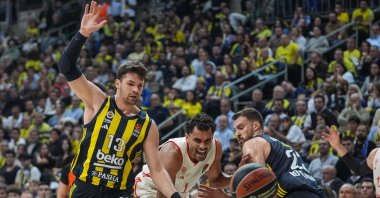 Fenerbahçe Beko&#039;s Tarık Biberoviç (L) and Bayern Munich&#039;s Oscar Leon da Silva (C) vie for the ball during the THY Europa League at the Ülker Sports Arena, Istanbul, Türkiye, Nov. 12, 2024. (AA Photo)