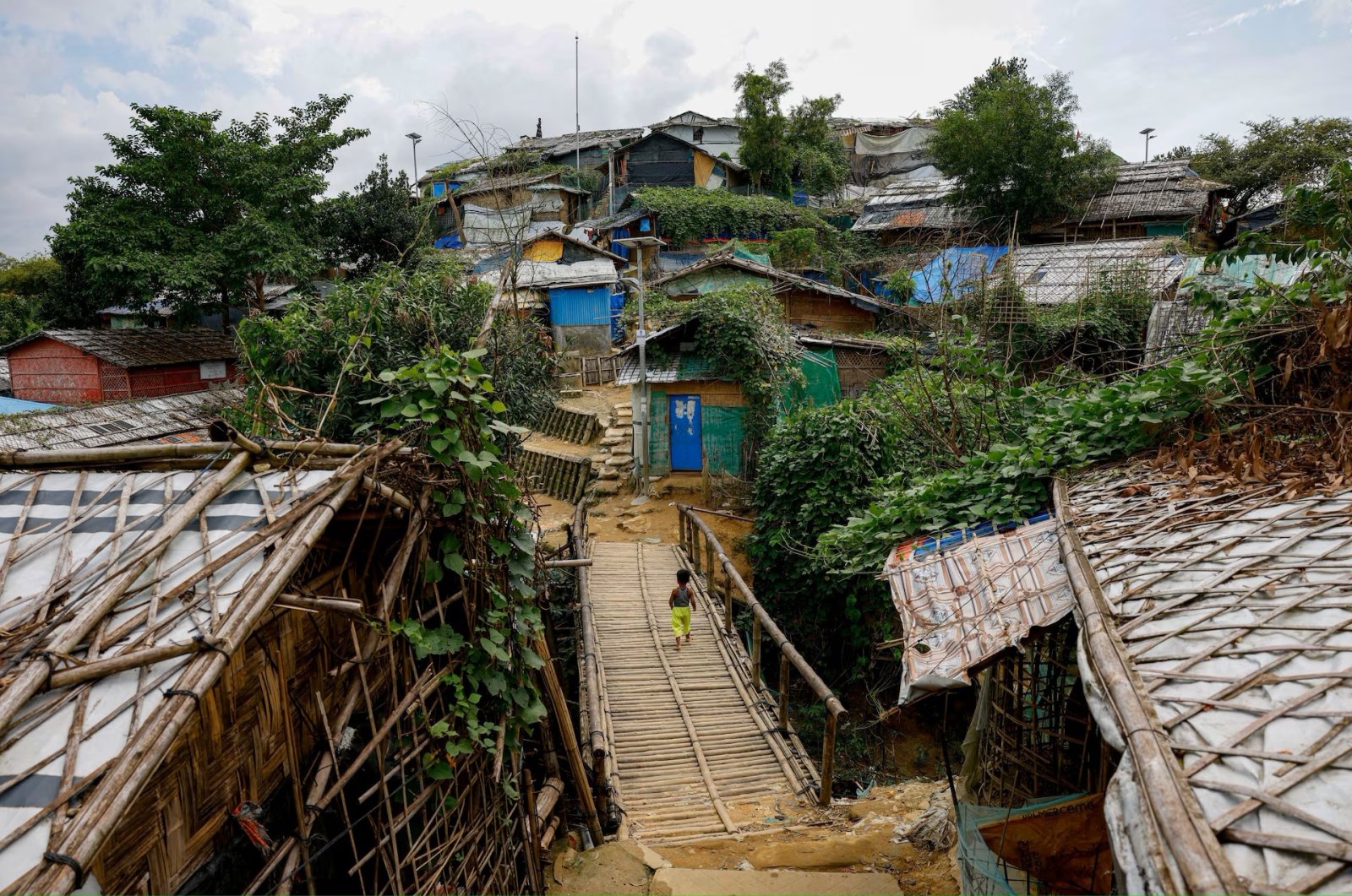 A Rohingya child walks on the bamboo bridge at a refugee camp, in Cox&#039;s Bazar, Bangladesh, Sept. 30, 2024. (Reuters Photo)