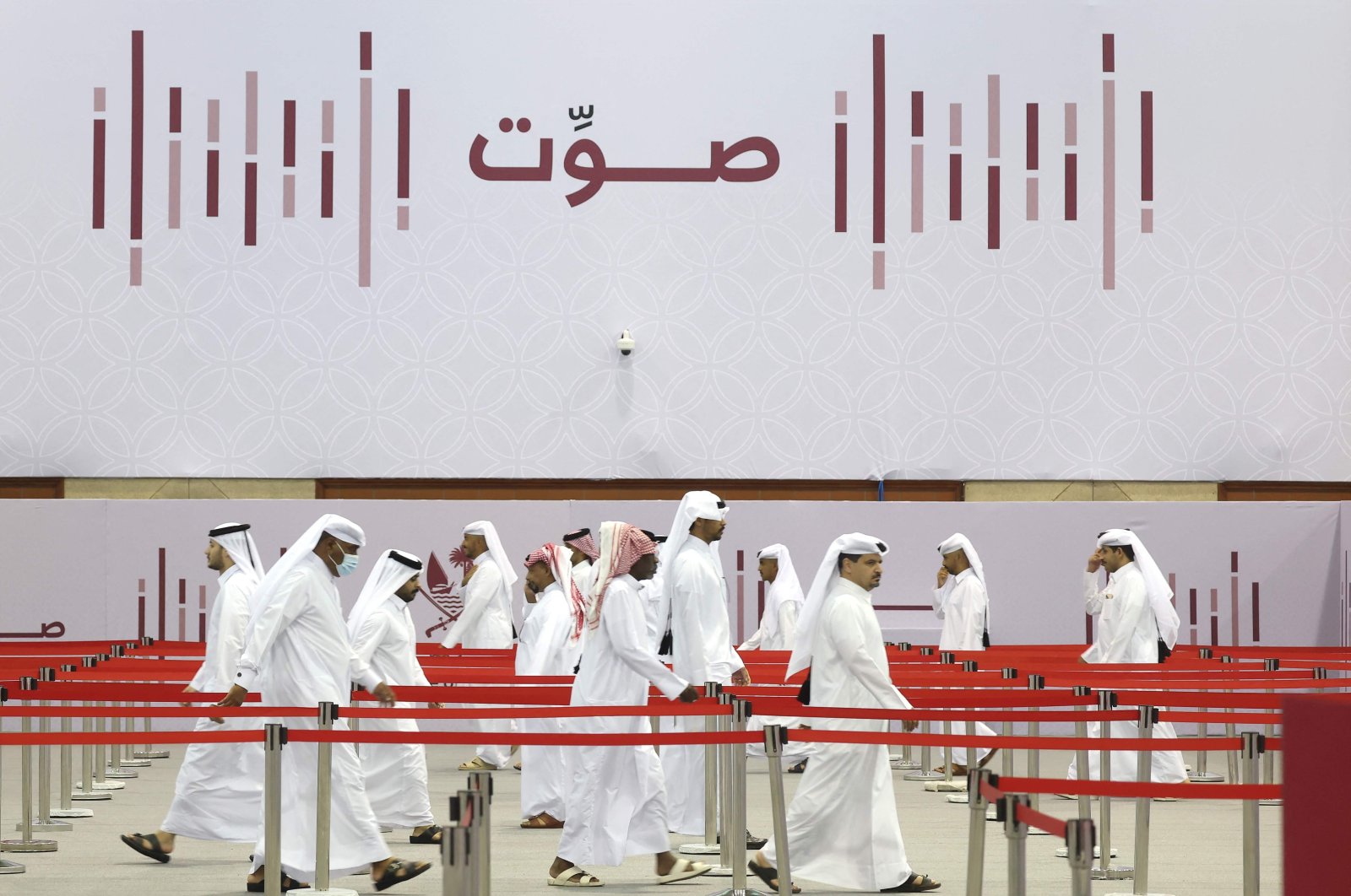 Qatari men line up at a polling station in Doha to cast their votes in a general referendum on constitutional amendments, including scrapping legislative council elections, Doha, Qatar, Nov. 5, 2024. (AFP Photo)