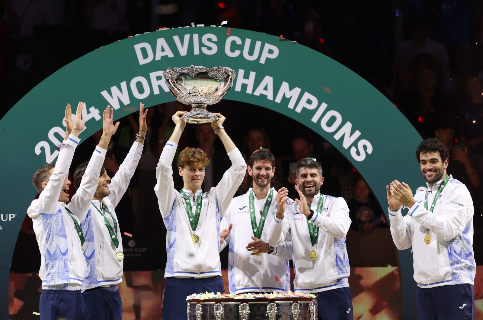 Italy&#039;s Jannik Sinner raises the trophy with teammates after winning the Davis Cup Finals at the Palacio de Deportes Jose Maria Martin Carpena arena, Malaga, Spain, Nov. 24, 2024. (AFP Photo)