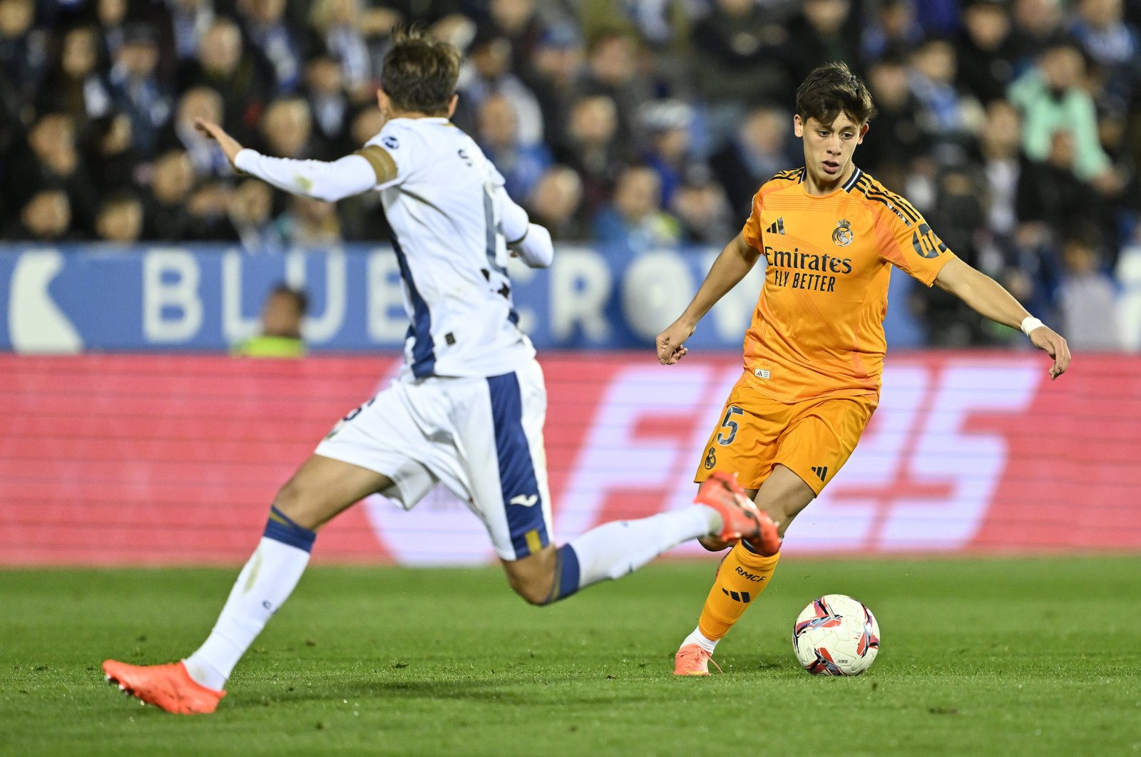 Real Madrid&#039;s Arda Güler (R) dribbles past Leganes&#039; Sergio Gonzalez during the La Liga match at the Estadio Municipal Butarque, Leganes, Spain, Nov. 24, 2024. (AA Photo)