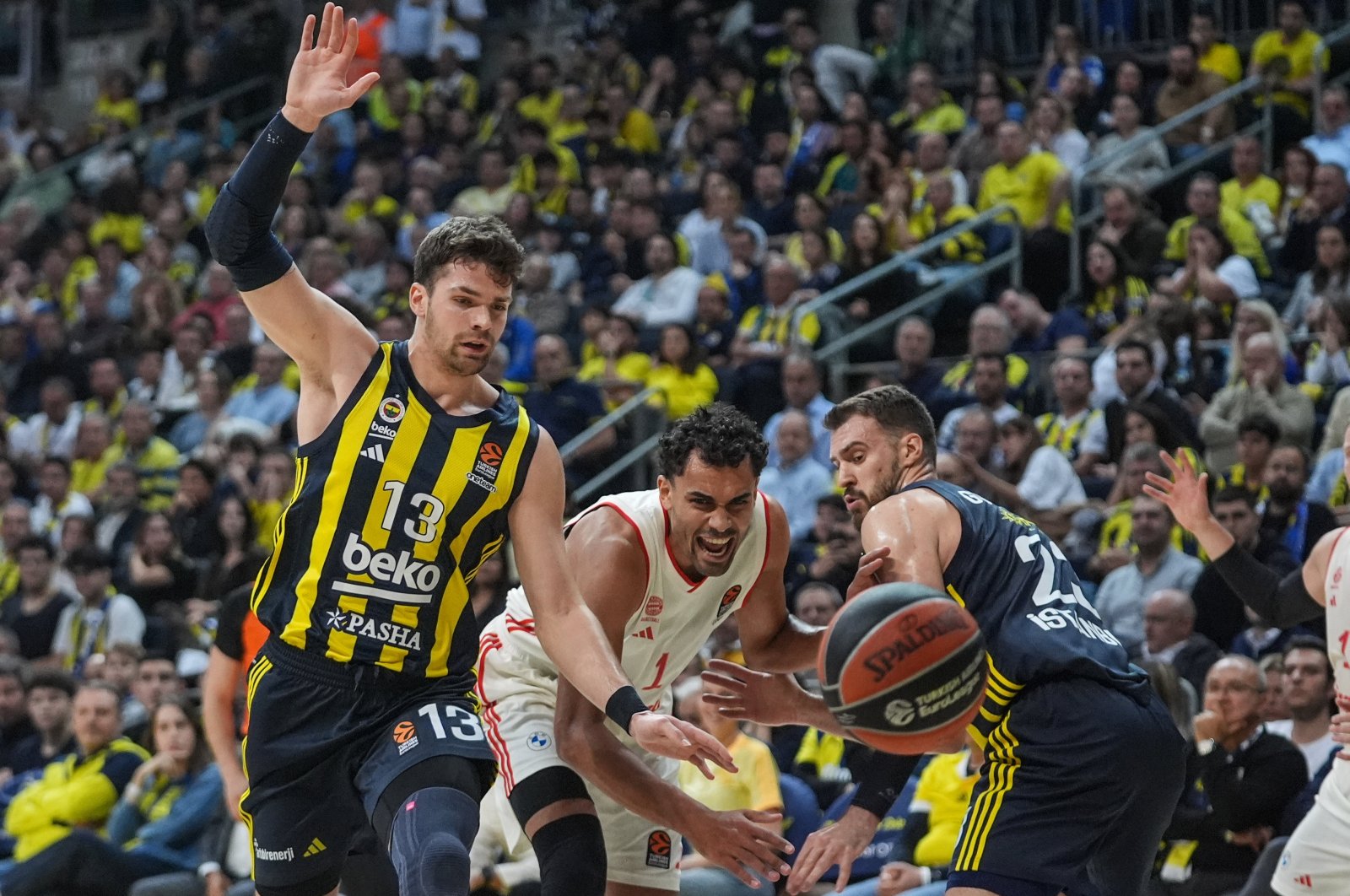 Fenerbahçe Beko&#039;s Tarık Biberoviç (L) and Bayern Munich&#039;s Oscar Leon da Silva (C) vie for the ball during the THY Europa League at the Ülker Sports Arena, Istanbul, Türkiye, Nov. 12, 2024. (AA Photo)