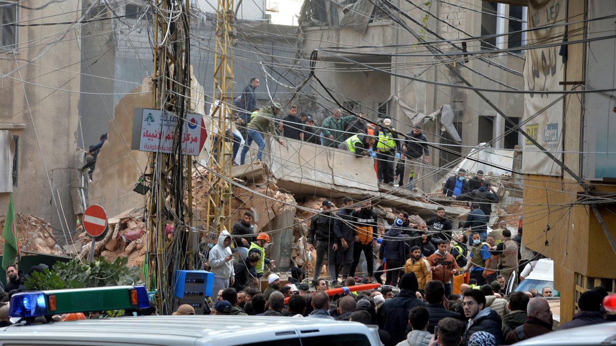 Rescuers search the rubble of a building following an Israeli airstrike on Al-Nuwairi area, Beirut, Lebanon, Nov. 26, 2024. (EPA Photo)