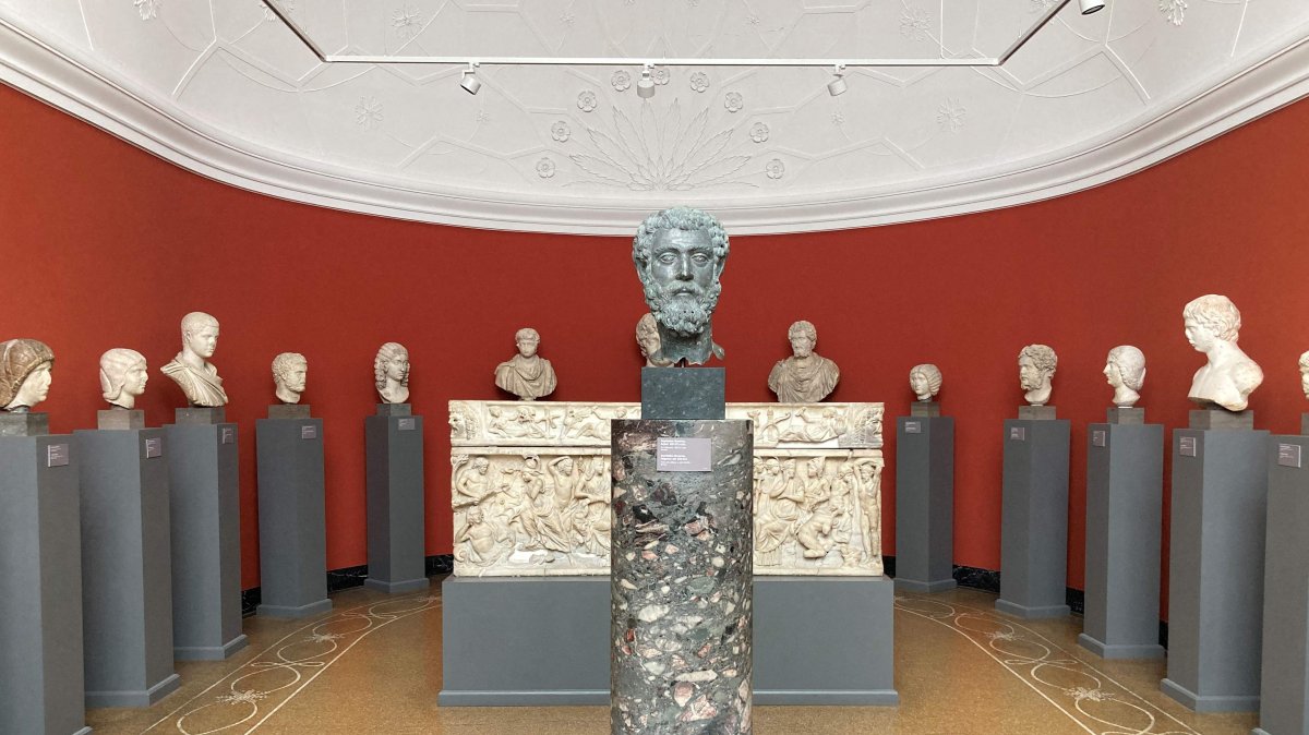 A bronze head of Roman Emperor Septimius Severus (145 AD-211 AD), Asia Minor, ca 195-211, displayed at the Ny Carlsberg Glyptotek museum in Copenhagen, June 29, 2023. (AFP File Photo)