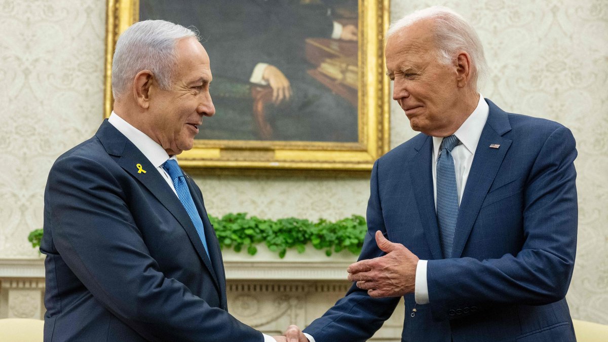 U.S. President Joe Biden (R) shakes hands with Israeli Prime Minister Benjamin Netanyahu during a meeting in the Oval Office of the White House in Washington, D.C. July 25, 2024. (AFP Photo)