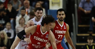 Türkiye's Cedi Osman in action during the FIBA ​​2025 European Men's Basketball Championship Qualifiers Group B match against Hungary at the Savaria Arena, Szombathely, Hungary, Nov. 25, 2024. (AA Photo)