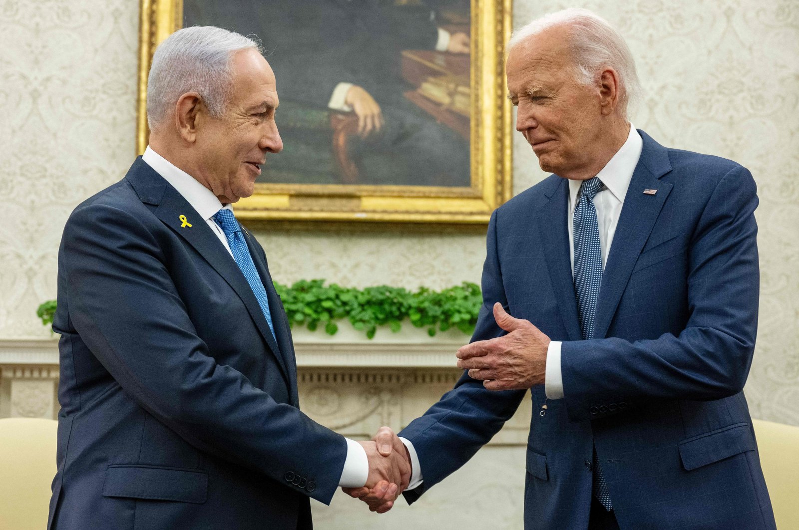 U.S. President Joe Biden (R) shakes hands with Israeli Prime Minister Benjamin Netanyahu during a meeting in the Oval Office of the White House in Washington, D.C. July 25, 2024. (AFP Photo)