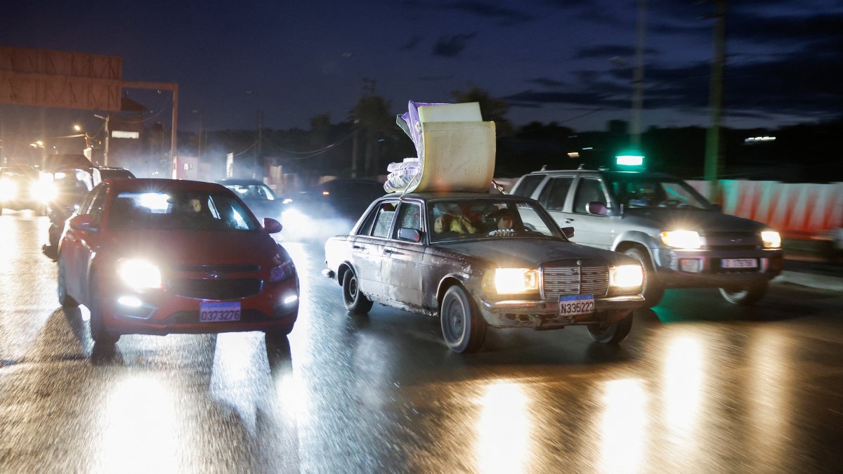 Vehicles drive toward southern Lebanon on a highway, after a cease-fire between Israel and Hezbollah took effect at 2 a.m. GMT on Wednesday, in Damour, Lebanon, Nov. 27, 2024. (Reuters Photo)