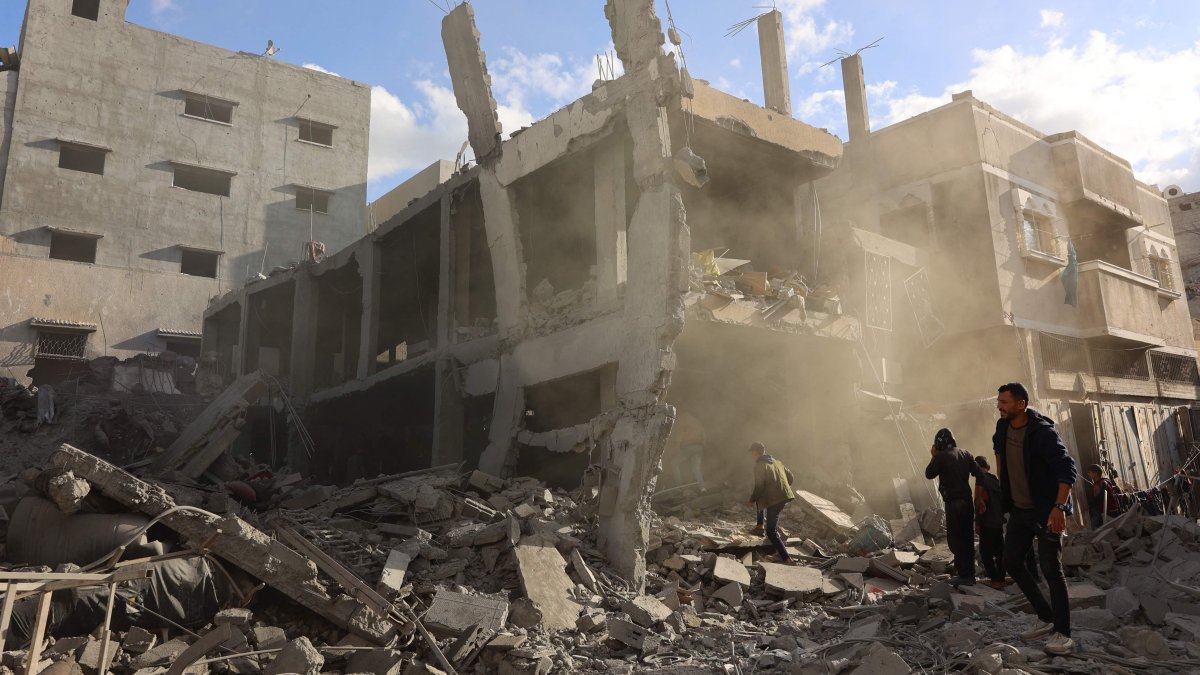 Palestinians inspect the damage after an Israeli airstrike in the Shejaiya suburb east of Gaza City, Gaza, Palestine, Nov. 26, 2024. (AFP Photo)