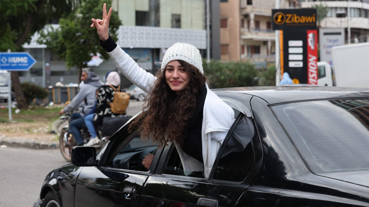 A Lebanese girl gestures as she arrives in the southern city of Sidon, Lebanon, Nov. 27, 2024. (AFP Photo)