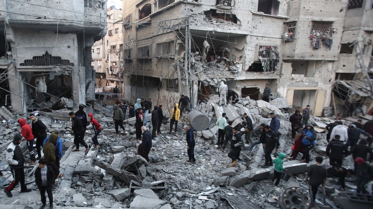 Palestinians inspect the damage at the site of an Israeli airstrike in the Nuseirat camp in central Gaza, Palestine, Nov. 27, 2024. (AFP Photo)