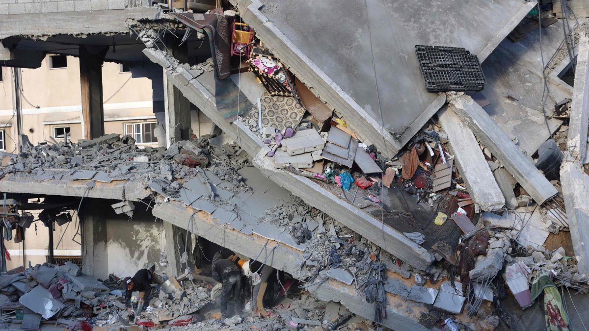 Palestinians inspect the damage after an Israeli strike in the al-Daraj neighborhood of Gaza City, Nov. 27, 2024. (AFP Photo)