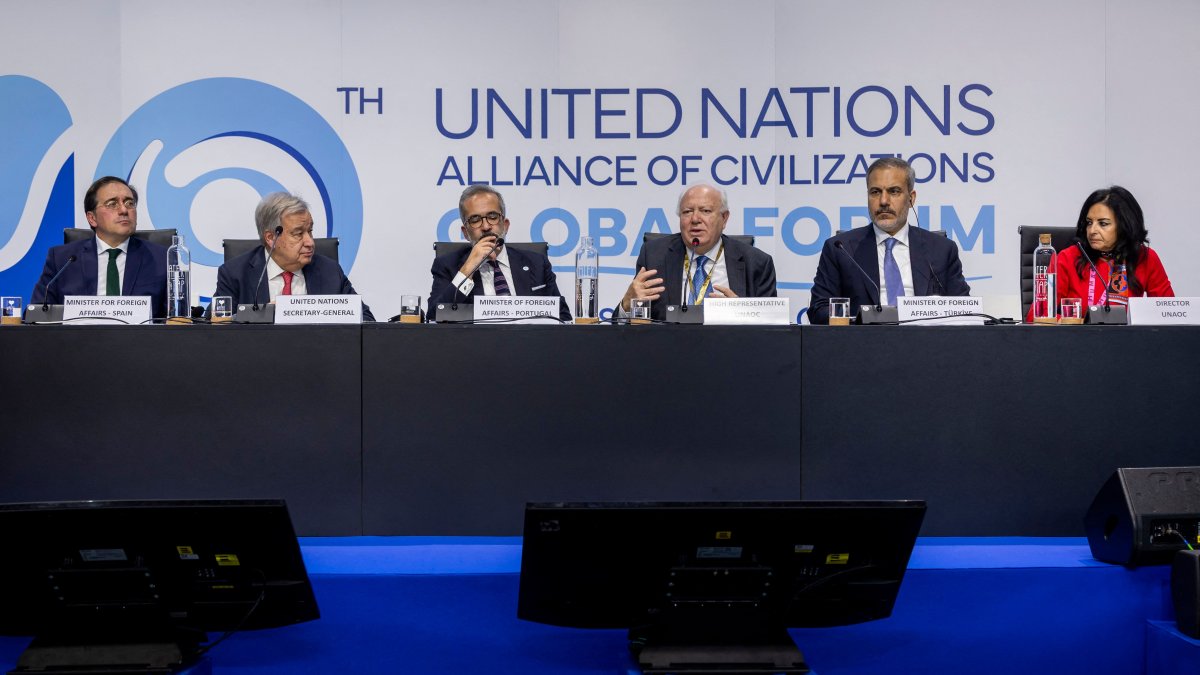 (From Left) Spain&#039;s Minister for Foreign Affairs Jose Manuel Albares Bueno, U.N. Secretary-General Antonio Guterres, Portugal&#039;s Minister for Foreign Affairs Paulo Rangel, U.N. High Representative for the Alliance of Civilizations Miguel Angel Moratinos, Türkiye&#039;s Minister of Foreign Affairs Hakan Fidan and Director for the United Nations Alliance of Civilizations Ms. Nihal Saad attend the 10th Global Forum of the United Nations Alliance of Civilizations, in Cascais, Nov. 26, 2024. (AFP Photo)