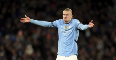 Manchester City&#039;s Erling Haaland gestures during the Champions League opening phase match between Manchester City and Feyenoord, Etihad Stadium, Manchester, U.K., Nov. 26, 2024. (AP Photo)