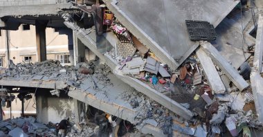 Palestinians inspect the damage after an Israeli strike in the al-Daraj neighborhood of Gaza City, Nov. 27, 2024. (AFP Photo)