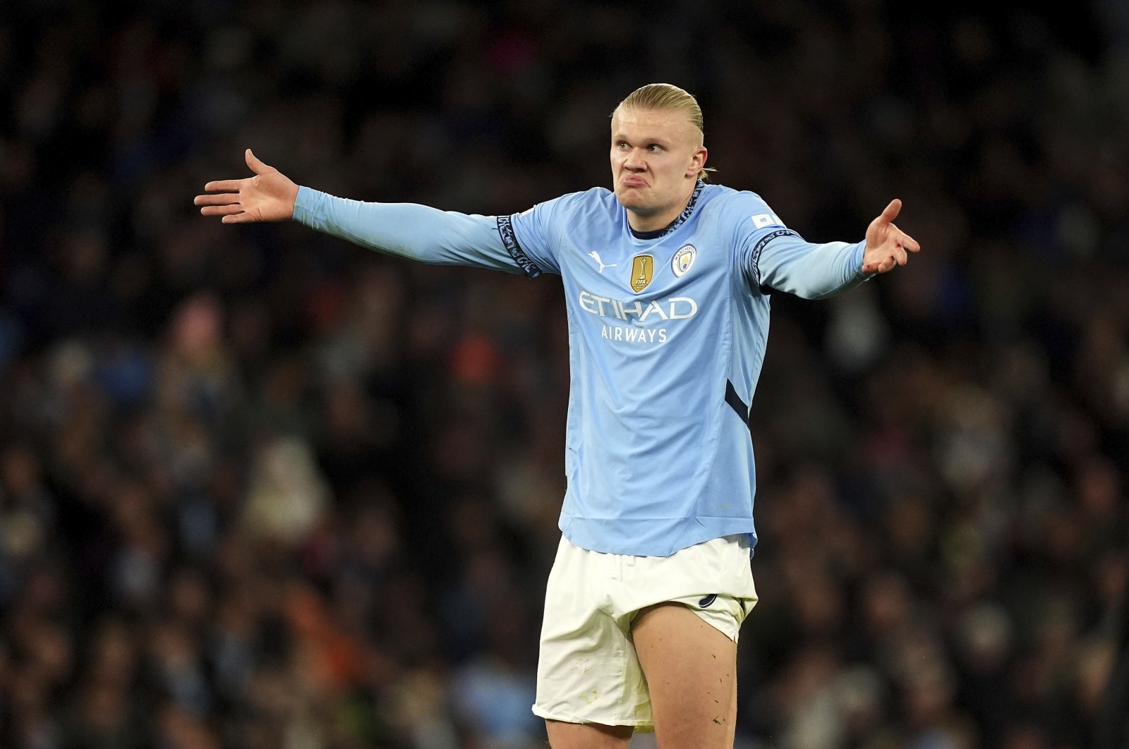 Manchester City&#039;s Erling Haaland gestures during the Champions League opening phase match between Manchester City and Feyenoord, Etihad Stadium, Manchester, U.K., Nov. 26, 2024. (AP Photo)