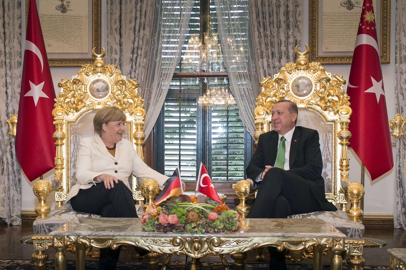 German Chancellor Angela Merkel (L) and President Recep Tayyip Erdoğan talk at the start of their meeting at the Yıldız Palace, Istanbul, Türkiye, Oct. 18, 2015. (Getty Images Photo)