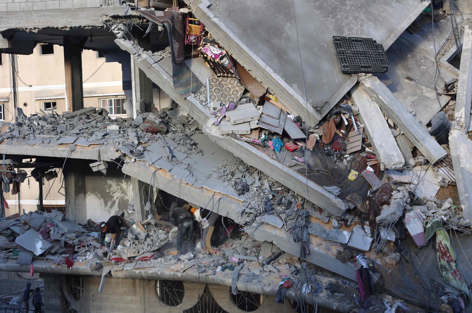 Palestinians inspect the damage after an Israeli strike in the al-Daraj neighborhood of Gaza City, Nov. 27, 2024. (AFP Photo)