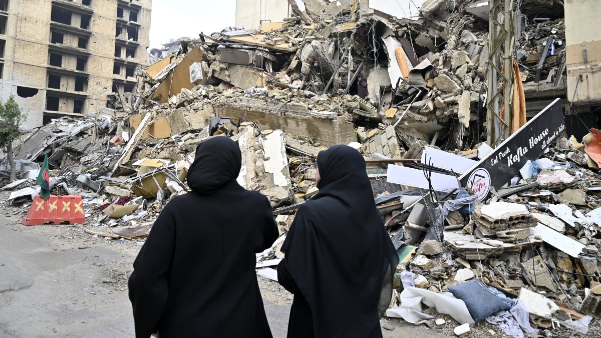  Lebanese women look at a damaged building after a cease-fire with Israel came into effect, in the Dahieh district in southern Beirut, Lebanon, Nov. 27, 2024. (AFP Photo)