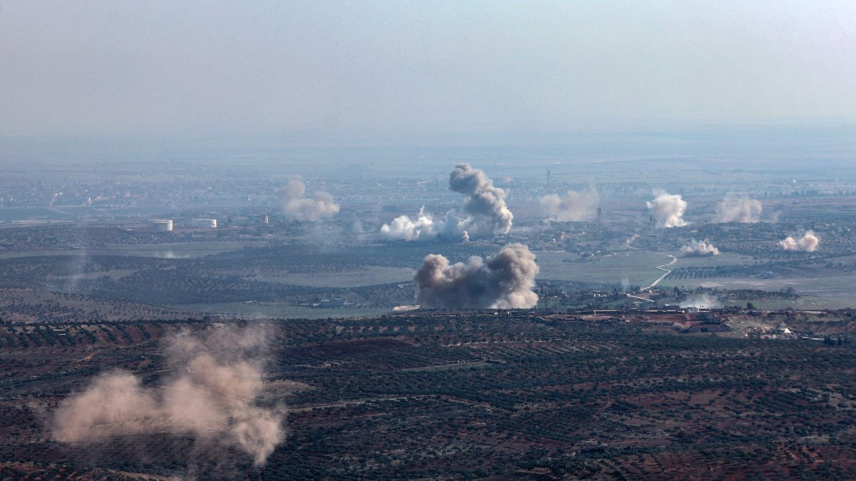 In this picture taken from the northern Syrian village of Ariha, smoke billows from the site of clashes and mutual shelling between Syrian anti-regime fighters and allied factions and regime forces on the front lines on the outskirts of the city of Saraqib in Syria&#039;s Aleppo province, Nov. 28, 2024. (AFP Photo)