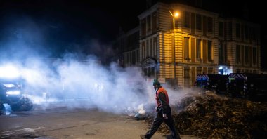 A French farmer walks by agricultural waste and various trash unloaded in the street during a demonstration organized by members of the Young Farmers (JA) and the Departmental Federation of Agricultural Holders (FDSEA) farmers unions in Montauban, France, Nov. 26, 2024. (AFP Photo)
