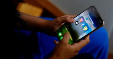 A high school student poses with her mobile showing her social media applications in Melbourne, Australia, Nov. 28, 2024. (Rueters Photo)
