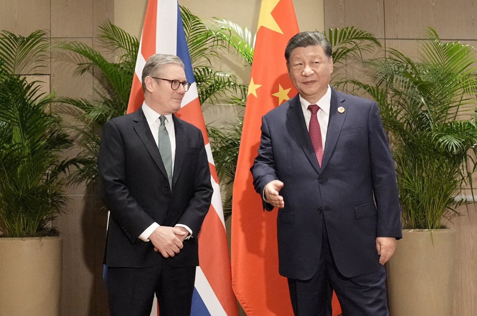 British Prime Minister Keir Starmer (L) attends a bilateral meeting with President Xi Jinping of China at the Sheraton Hotel, as he attends the G-20 summit in Rio de Janeiro, Brazil, Nov. 18, 2024. (Reuters Photo)