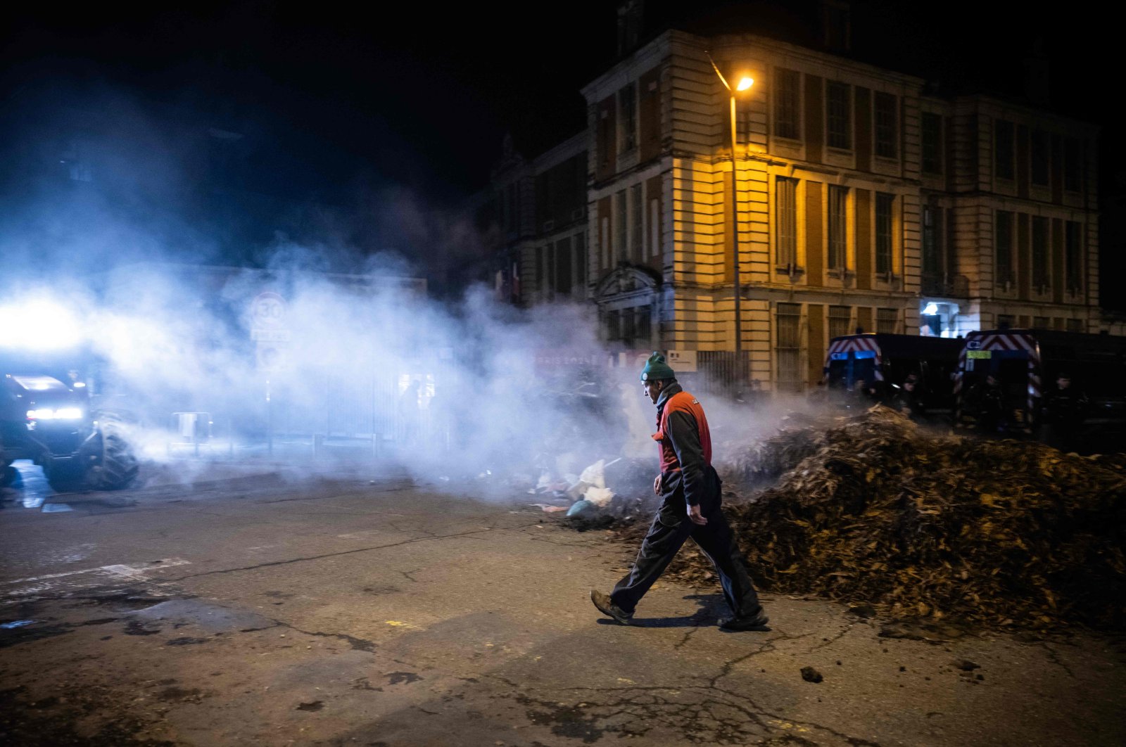 A French farmer walks by agricultural waste and various trash unloaded in the street during a demonstration organized by members of the Young Farmers (JA) and the Departmental Federation of Agricultural Holders (FDSEA) farmers unions in Montauban, France, Nov. 26, 2024. (AFP Photo)