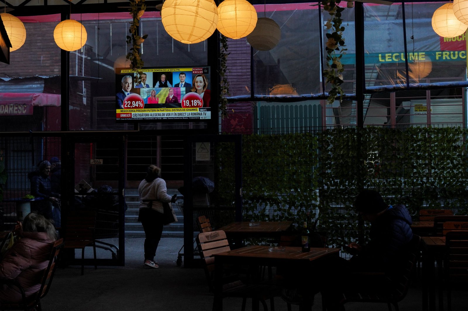 News about the presidential election are broadcast on TV at a restaurant in Bucharest, Romania, Nov. 25, 2024. (Reuters Photo)