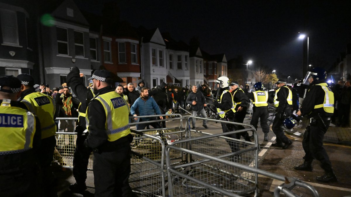 PKK sympathizers clash with police officers after a counterterrorism investigation into activity linked to the PKK terrorist group, London, Britain, Nov. 28, 2024. (AA Photo)