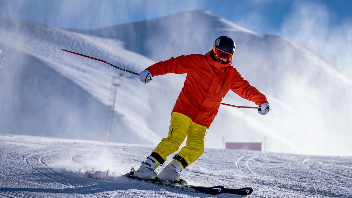 A skier enjoys the slopes after the new season opens at Palandöken Ski Resort, Erzurum, eastern Türkiye, Nov. 28, 2024. (AA Photo)