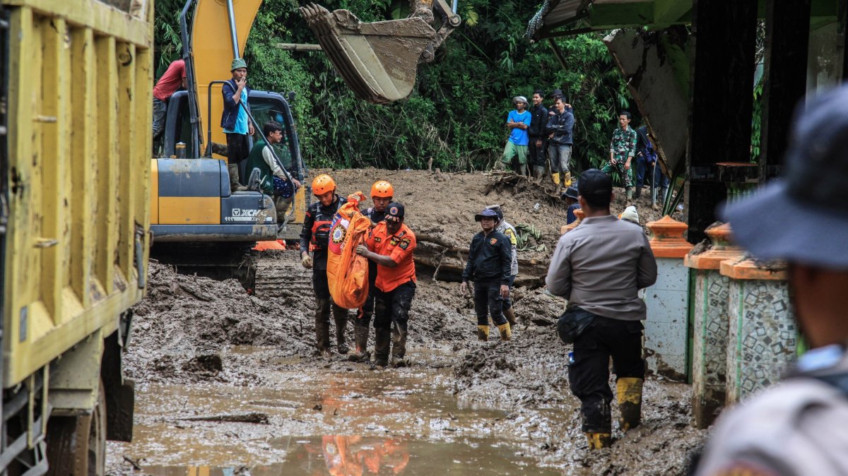 Rescuers carry the body of a landslide victim at Semangat Gunung village, Karo, North Sumatra Province, Indonesia, Nov. 25, 2024. (EPA Photo)