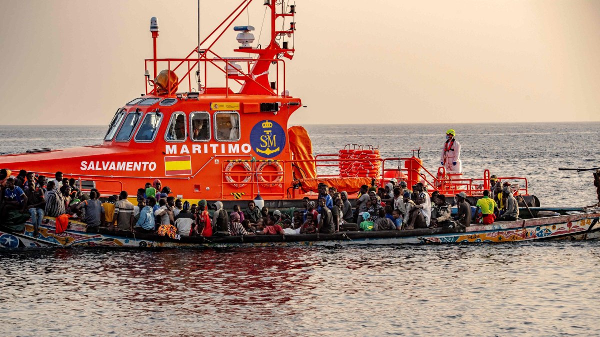 A &#039;cayuco&#039; boat from Senegal with 136 migrants onboard including 40 women and 17 young children arrives after being rescued at sea by a Spanish Salvamento Maritimo (Sea Search and Rescue agency) vessel, at La Restinga port on the Canary island of El Hierro, Nov. 28, 2024. (AFP Photo)