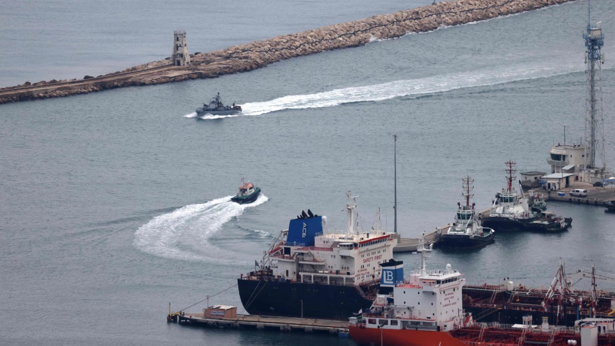 An Israeli military frigate sails in the waters off the port city of Haifa, Nov. 27, 2024. (AFP Photo)