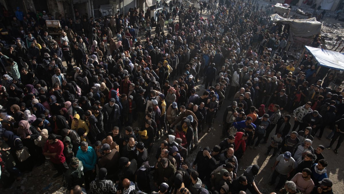 People wait in crowded lines for hours to buy bread at the only functioning bakery in Khan Younis camp since Israeli forces allowed limited amounts of flour and fuel into Khan Younis, southern Gaza Strip, Nov. 20, 2024. (EPA Photo)