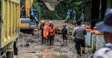 Rescuers carry the body of a landslide victim at Semangat Gunung village, Karo, North Sumatra Province, Indonesia, Nov. 25, 2024. (EPA Photo)