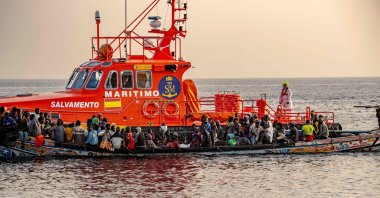 A &#039;cayuco&#039; boat from Senegal with 136 migrants onboard including 40 women and 17 young children arrives after being rescued at sea by a Spanish Salvamento Maritimo (Sea Search and Rescue agency) vessel, at La Restinga port on the Canary island of El Hierro, Nov. 28, 2024. (AFP Photo)