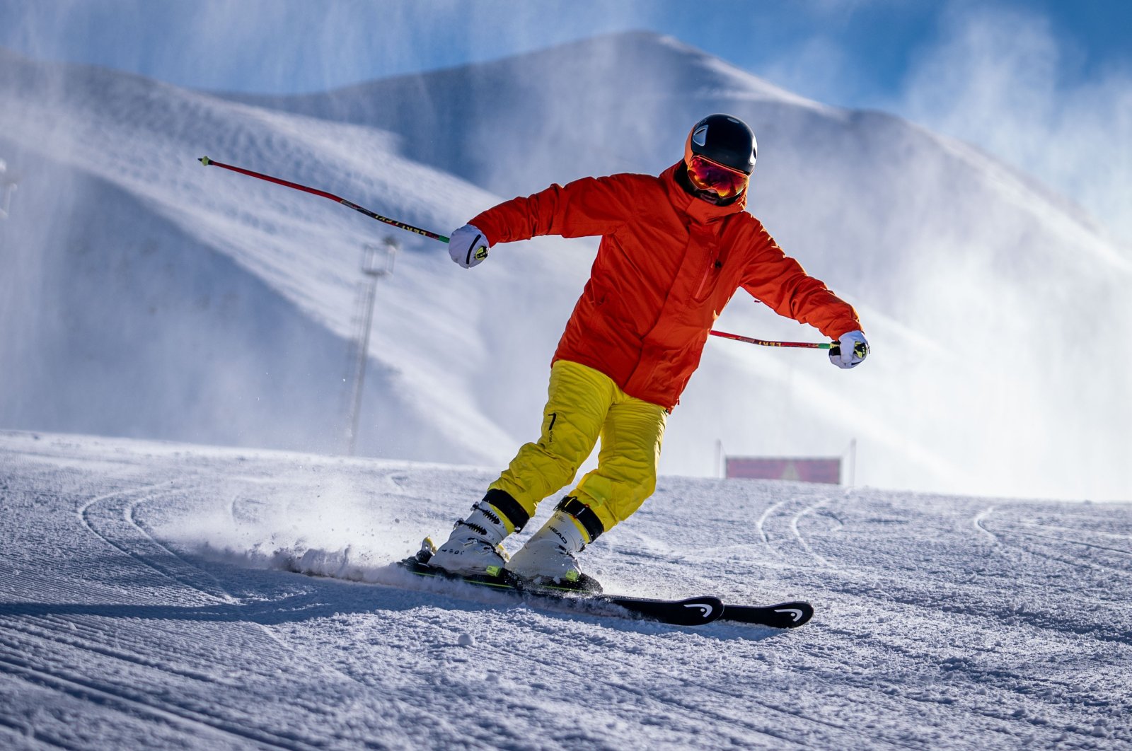 A skier enjoys the slopes after the new season opens at Palandöken Ski Resort, Erzurum, eastern Türkiye, Nov. 28, 2024. (AA Photo)