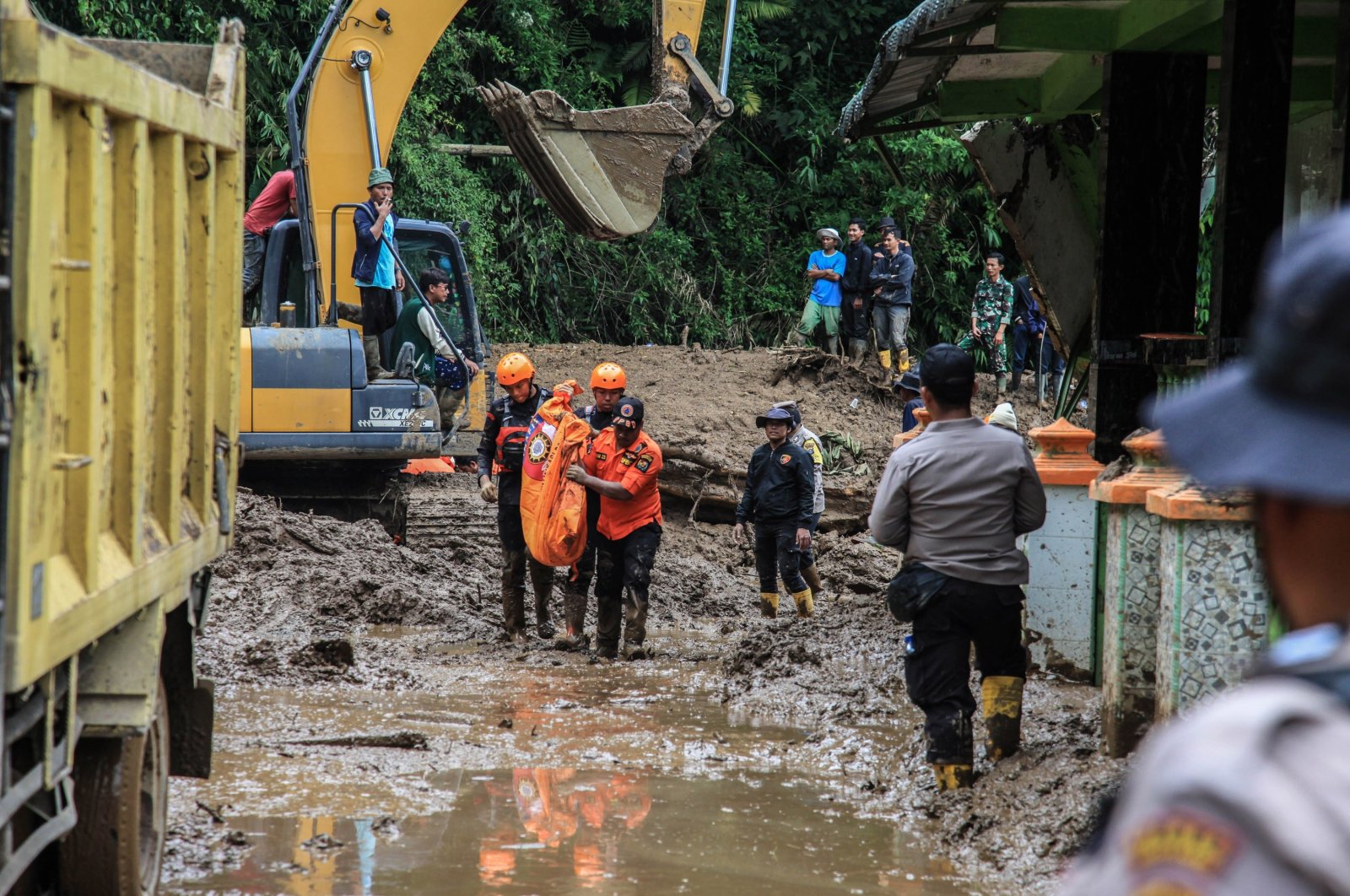 Rescuers carry the body of a landslide victim at Semangat Gunung village, Karo, North Sumatra Province, Indonesia, Nov. 25, 2024. (EPA Photo)