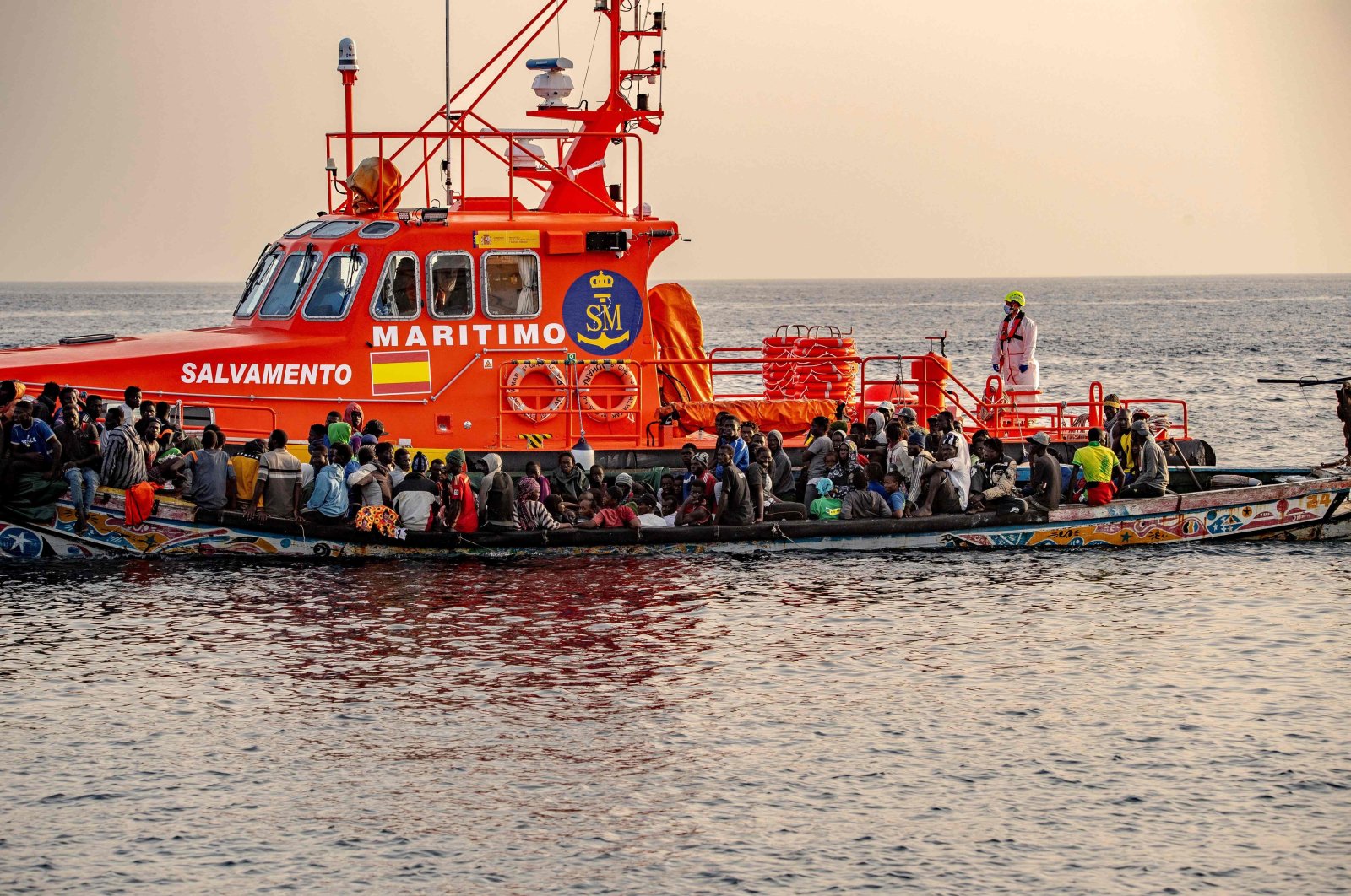 A &#039;cayuco&#039; boat from Senegal with 136 migrants onboard including 40 women and 17 young children arrives after being rescued at sea by a Spanish Salvamento Maritimo (Sea Search and Rescue agency) vessel, at La Restinga port on the Canary island of El Hierro, Nov. 28, 2024. (AFP Photo)