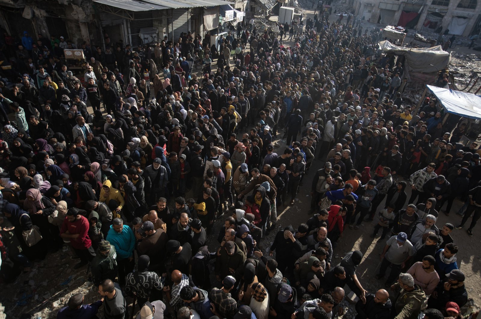 People wait in crowded lines for hours to buy bread at the only functioning bakery in Khan Younis camp since Israeli forces allowed limited amounts of flour and fuel into Khan Younis, southern Gaza Strip, Nov. 20, 2024. (EPA Photo)