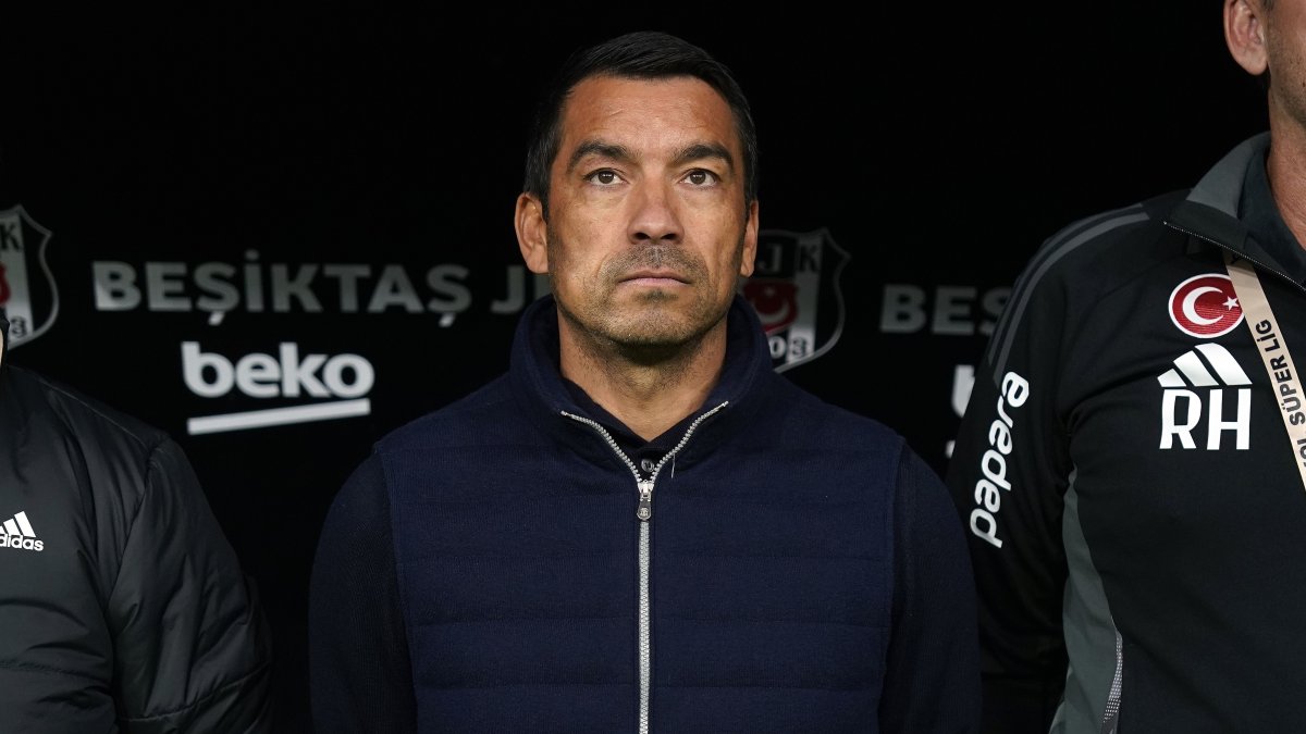 Beşiktaş coach Giovanni van Bronckhorst during a Turkish Süper Lig match, Istanbul, Türkiye.