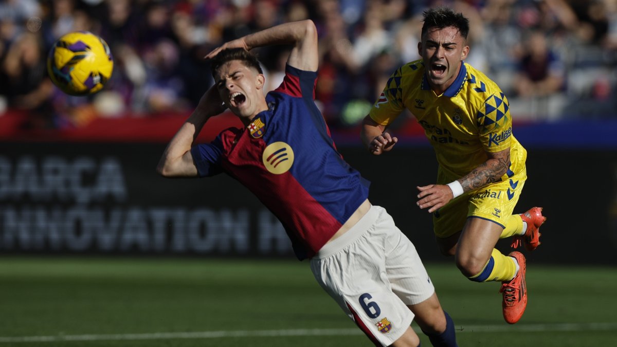 FC Barcelona&#039;s Gavi (L) vies for the ball with Las Palmas&#039; Alberto Moleiro during the La Liga match in Barcelona, Spain, Nov. 30, 2024. (EPA Photo)