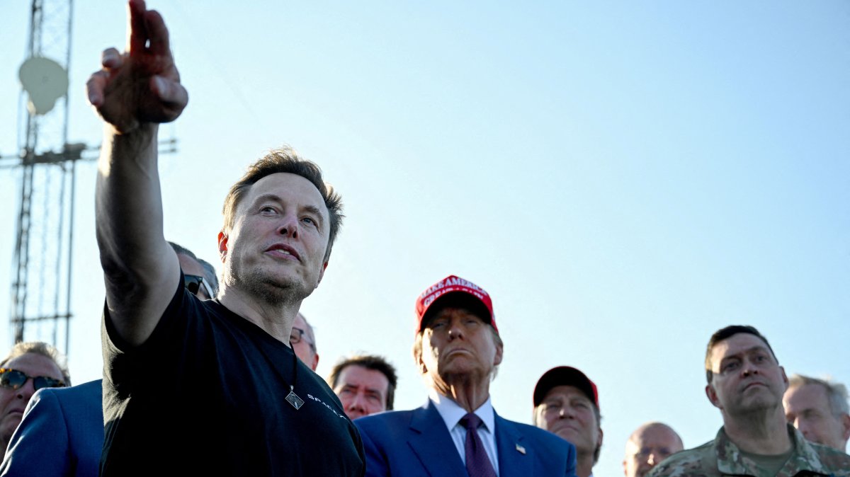 Elon Musk speaks with U.S. President-elect Donald Trump and guests at a viewing of the launch of the sixth test flight of the SpaceX Starship, Brownsville, Texas, U.S., Nov. 19, 2024. (Reuters Photo)