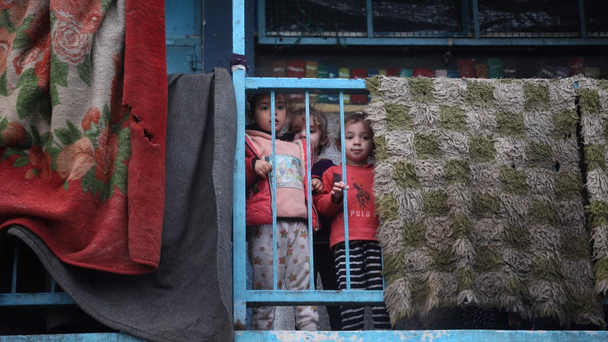 Children stand on the balcony at a school housing displaced Palestinians in the Nuseirat camp, central Gaza, Palestine, Nov. 27, 2024. (AFP Photo)