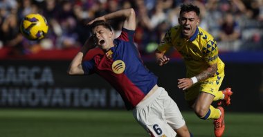 FC Barcelona's Gavi (L) vies for the ball with Las Palmas' Alberto Moleiro during the La Liga match in Barcelona, Spain, Nov. 30, 2024. (EPA Photo)
