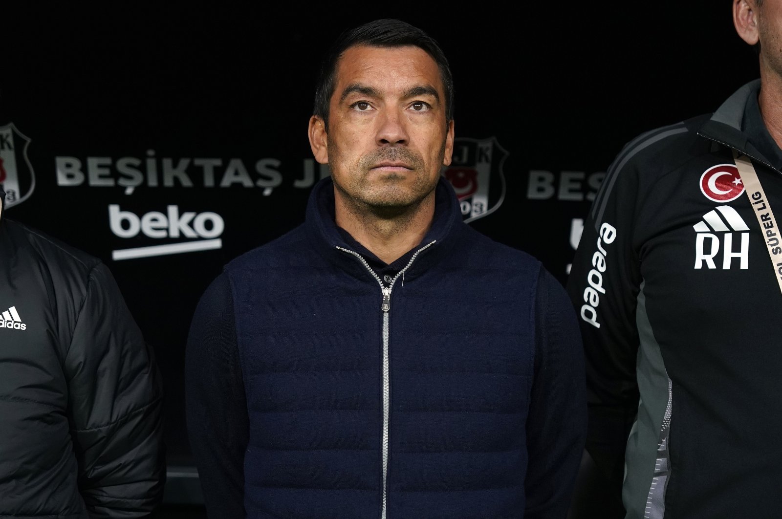 Beşiktaş coach Giovanni van Bronckhorst during a Turkish Süper Lig match, Istanbul, Türkiye.