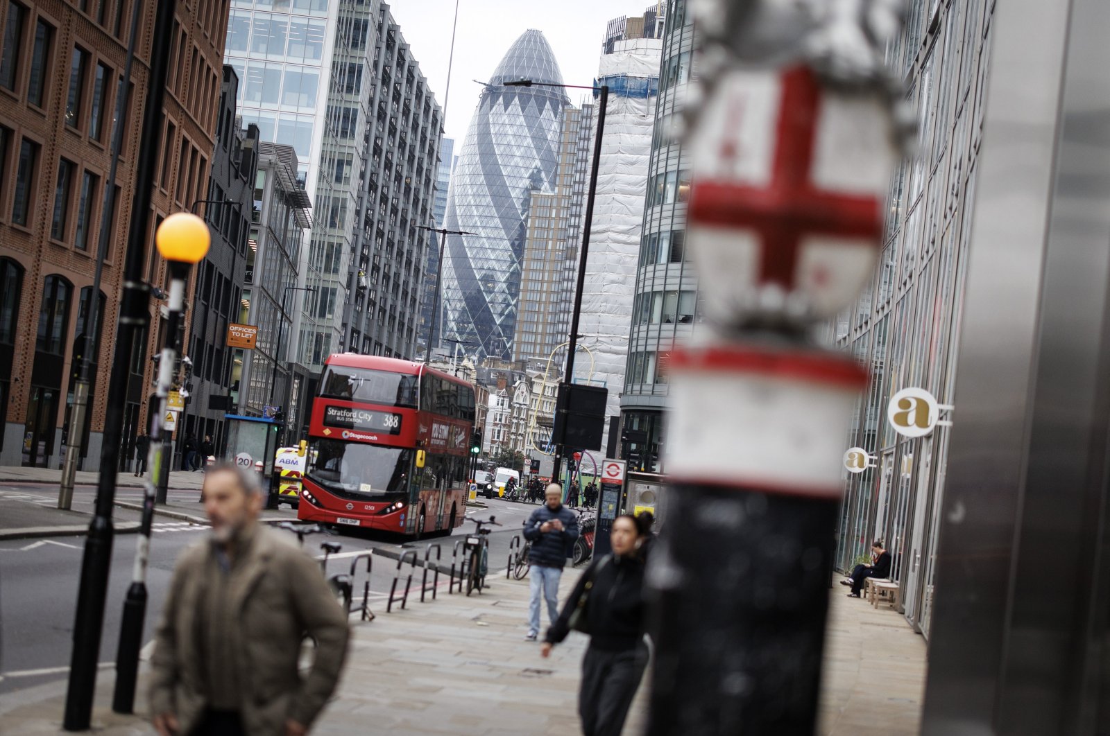 People walk in the financial district of the City of London, London, U.K., Nov. 1, 2024. (EPA Photo)