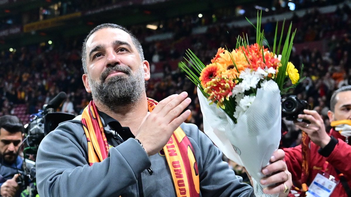 Eyüpspor&#039;s coach Arda Turan acknowledges fans before the Süper Lig against Galatasaray at the RAMS Park, Istanbul, Türkiye, Dec. 1, 2024. (AA Photo)